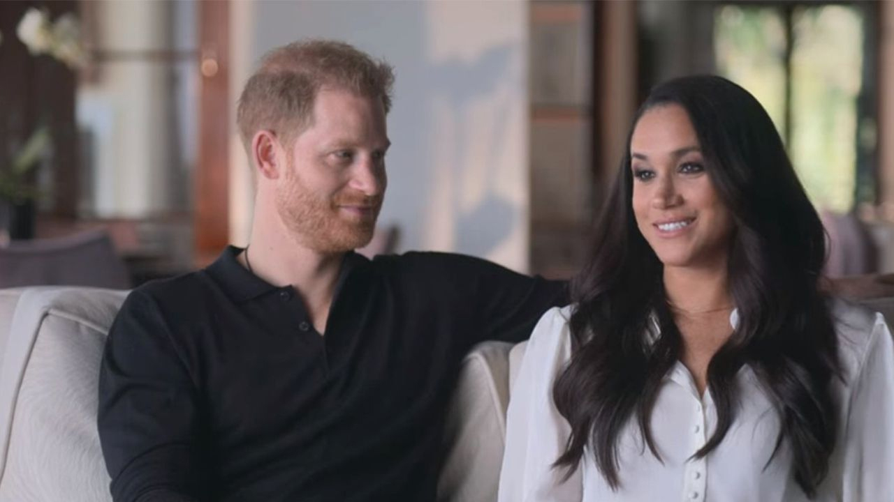 Kraliyeti rahatsız eden Harry ve Meghan belgeselinde neler anlatılıyor? Prens Harry’in kitabındaki gizli bilgi nedir?